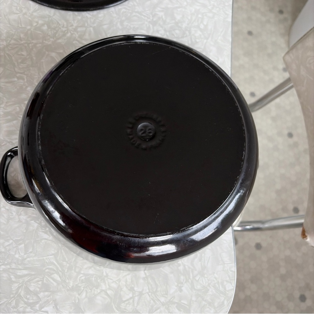 Le Creuset #26 5.5 qt black glossy Dutch oven in almost perfect condition - Picture 5 of 8